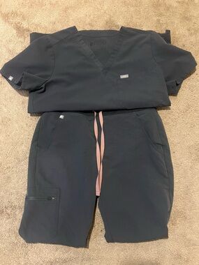 EUC  FIGS Scrubs Charcoal Womans Size Medium Catarina Top - Small Zamora Joggers
